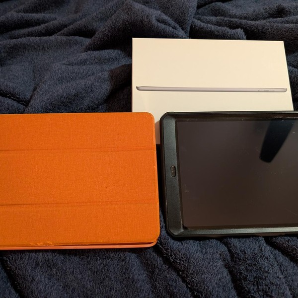 Apple iPad (5th Gen) - Wi-Fi, 128 GB, Gray, A1822