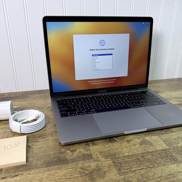 MacBook Pro 2017 (No Touch Bar) - 13 inch - I5, Gray, 256 GB, 8 GB