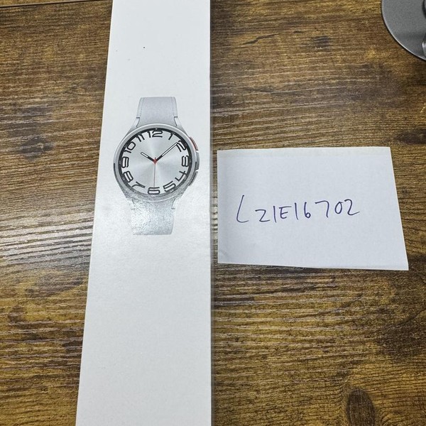 Samsung Galaxy Watch6 Classic - Unlocked, Silver, 47mm