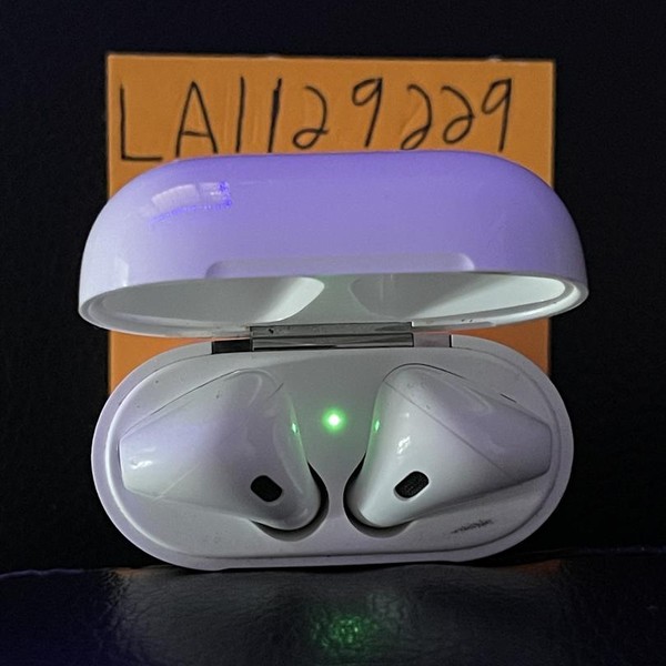 Apple AirPods (2nd Gen) - Lightning Case