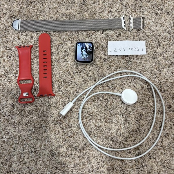 Apple Watch SE 2nd Gen 40mm - Silver, A2722 - GPS, Aluminum