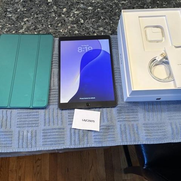 Apple iPad Air (3rd Gen) - Wi-Fi, 64 GB, Gray