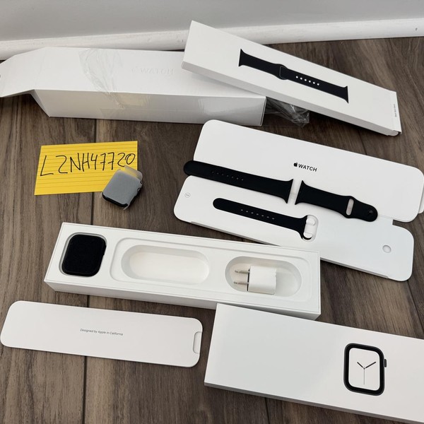 Apple Watch Series 4 44mm - Unlocked, Gray, A1976 - Cellular, Aluminum