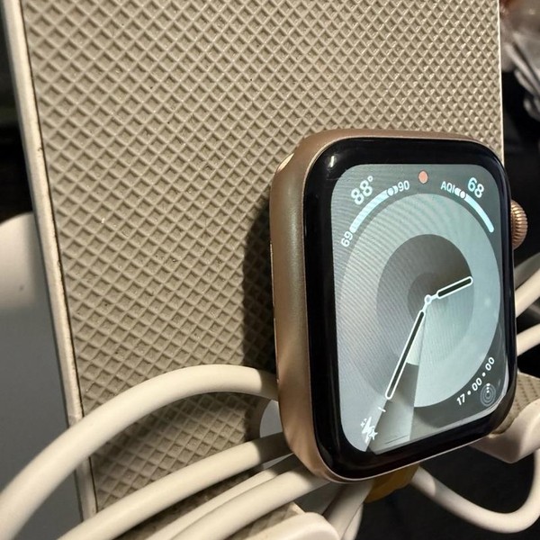 Apple Watch SE 1st Gen 40mm - Unlocked, Gold, A2353 - Cellular, Aluminum