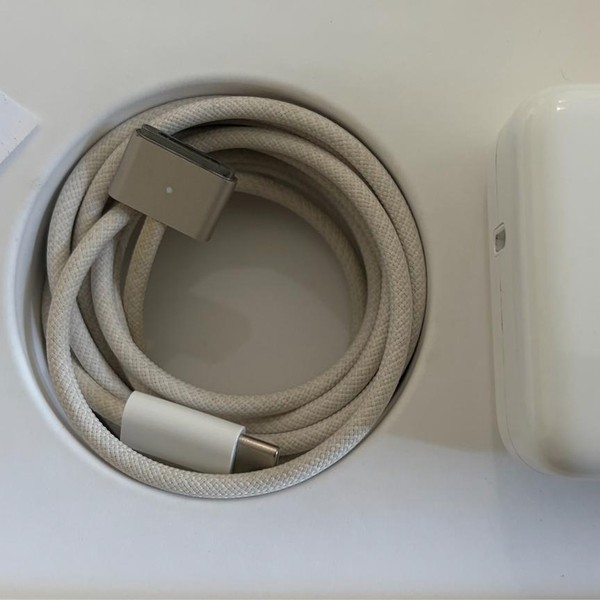 MacBook Air 2022 (M2) - 13 inch - 256 GB, Starlight, 8 GB, Apple M2