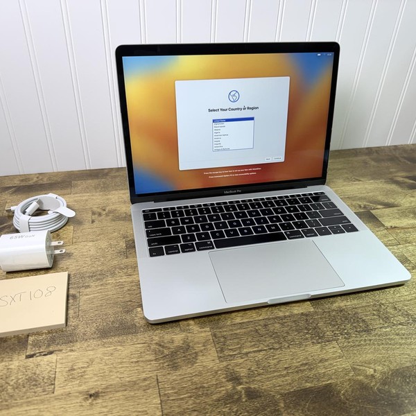 MacBook Pro 2017 (No Touch Bar) - 13 inch - I5, Silver, 256 GB, 8 GB