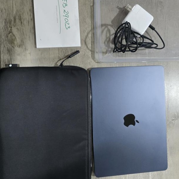 MacBook Air 2022 (M2) - 13 inch - 2 TB, Midnight, 24 GB, Apple M2