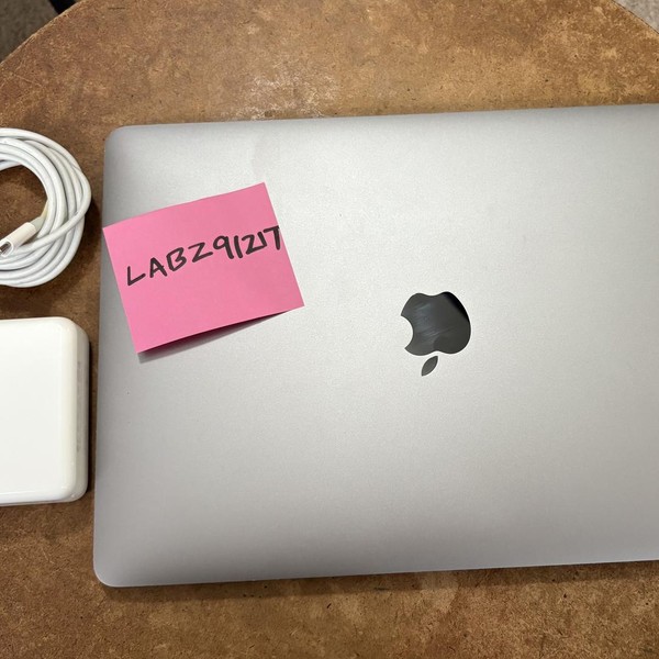 MacBook Pro 2019 - 13 inch - 256 GB, Silver, 8 GB, Intel Core i5