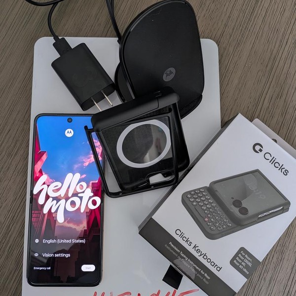 Motorola Razr Ultra (2025) - Unlocked, PANTONE Mountain Trail, 512 GB, 16 GB