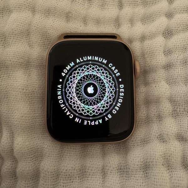 Apple Watch Series 5 40mm - Gold, A2092 - GPS, Aluminum