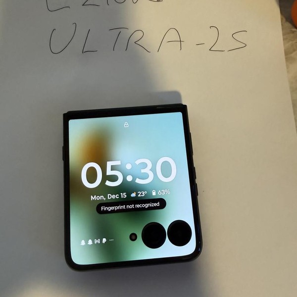 Motorola Razr Ultra (2025) - Unlocked, PANTONE Scarab, 1 TB, 16 GB