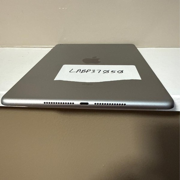 Apple iPad 5th Gen - Wi-Fi, 32 GB, Gray, A1822