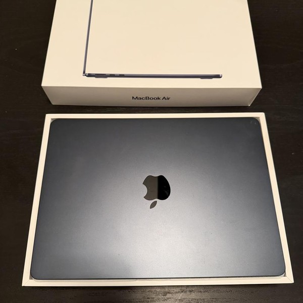 MacBook Air 2022 (M2) - 13 inch - 256 GB, Midnight, 8 GB, Apple M2