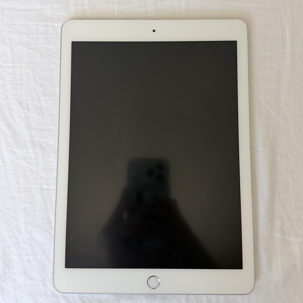 Apple iPad 6th Gen - Wi-Fi, 32 GB, Silver, A1893