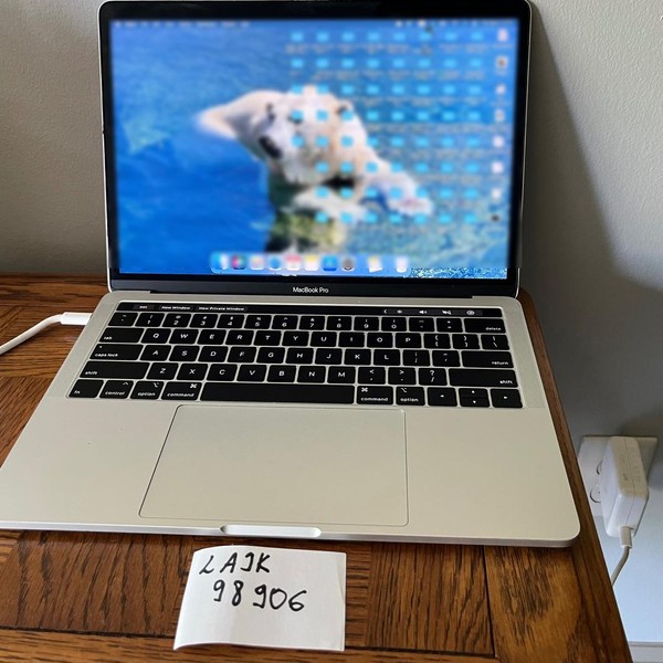 MacBook Pro 2019 - 13 inch - 256 GB, Silver, 8 GB, Intel Core i5