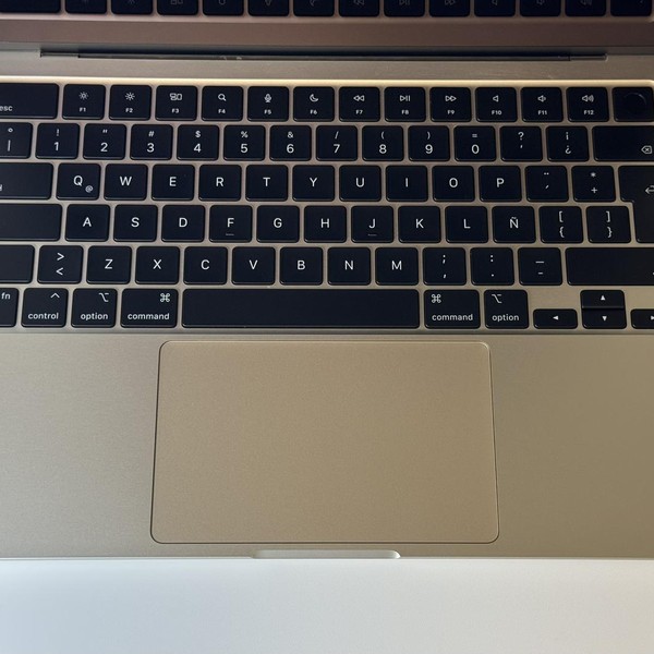MacBook Air 2022 (M2) - 13 inch - 256 GB, Starlight, 8 GB, Apple M2