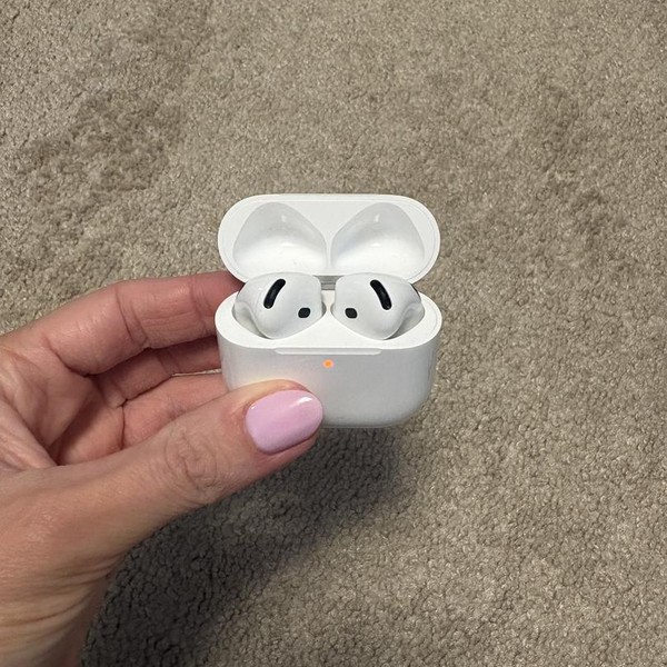 Apple AirPods (4th Gen) - Standard
