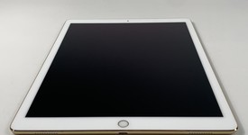 Good
													Apple iPad Pro 12.9" 2nd Gen 2017 - Unlocked, Gold, 64 GB, photo 4 of 7