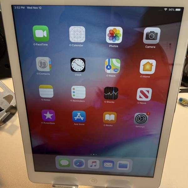 Apple iPad Air - Unlocked, 32 GB, Silver