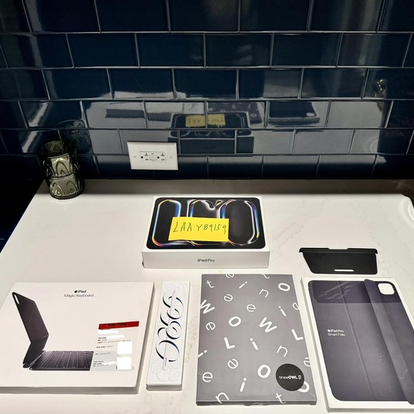 Apple iPad Pro 11 inch (M4) 2024 - Unlocked, 512 GB, Black, 8 GB, A2837, Standard Glass