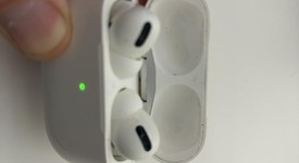 Used
													Apple AirPods Pro - MagSafe Case, photo 3 of 3