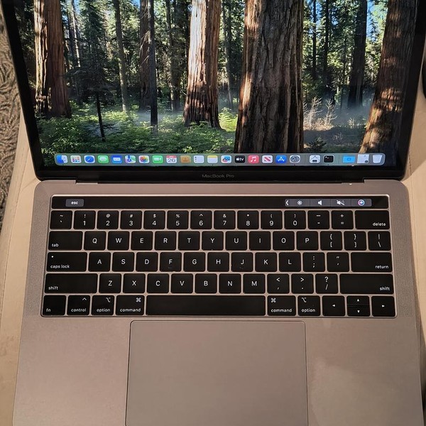 MacBook Pro 2019 - 13 inch - I7, Gray, 256 GB, 8 GB