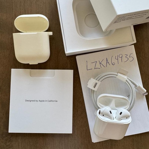 Apple AirPods 2nd Gen - Lightning Case