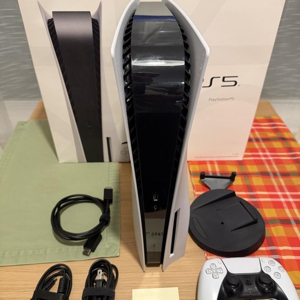 PlayStation 5 Standard Edition (2020) - 825 GB, White, Standard Edition