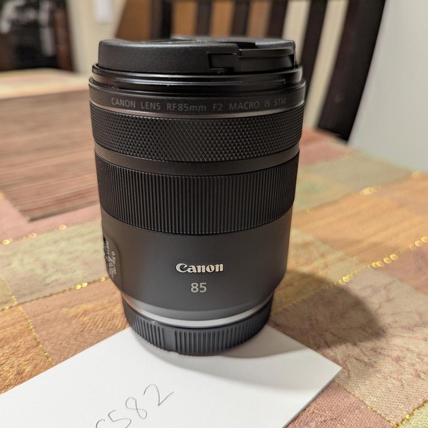 Canon RF 85mm f2 Macro IS STM