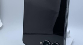 Good
													Samsung Galaxy Z Flip7 - Unlocked, Jet Black, 256 GB, 12 GB, SM-F766U1, photo 1 of 6