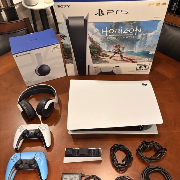 PlayStation 5 Standard Edition (2020) - 825 GB, White, Standard Edition