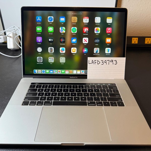 MacBook Pro 2018 (With Touch Bar) - 15 inch - 512 GB, Silver, 16 GB, Intel Core i7