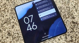 Mint
													Google Pixel 9 Pro Fold - Unlocked, Porcelain, 256 GB, GGH2X, photo 4 of 5