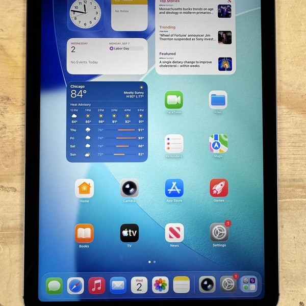 Apple iPad Air (5th Gen) - Unlocked, 64 GB, Gray, A2589