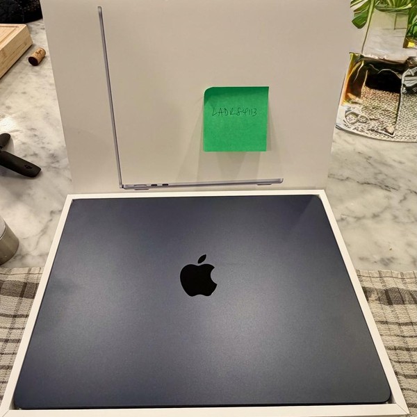 MacBook Air 2022 (M2) - 13 inch - 256 GB, Midnight, 8 GB, Apple M2