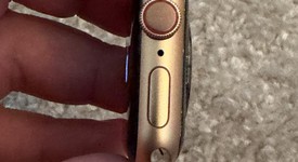 Good
													Apple Watch Series 6 40mm - Verizon, Gold, A2293 - Cellular, Aluminum, photo 2 of 11