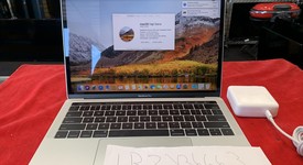 Good
													MacBook Pro 2017 (With Touch Bar) - 13" - Silver, 512 GB, 8 GB, photo 1 of 3