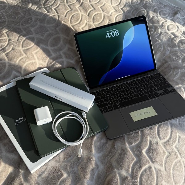 Apple iPad Pro 12.9 inch 6th Gen 2022 - Wi-Fi, 128 GB, Silver