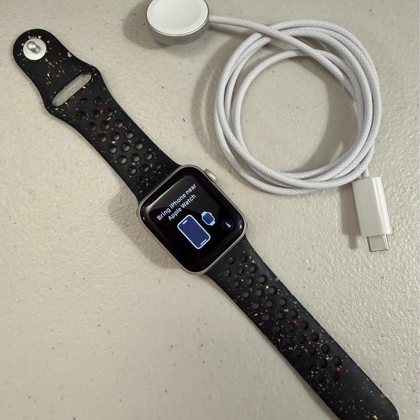 Apple Watch SE (3rd Gen) 40mm - Unlocked, Starlight, A3326 - Cellular