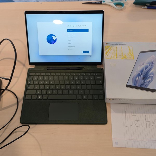 Microsoft Surface Pro 9 - Wi-Fi, 256 GB, Platinum, 8 GB, Intel Core i5, Wi-Fi