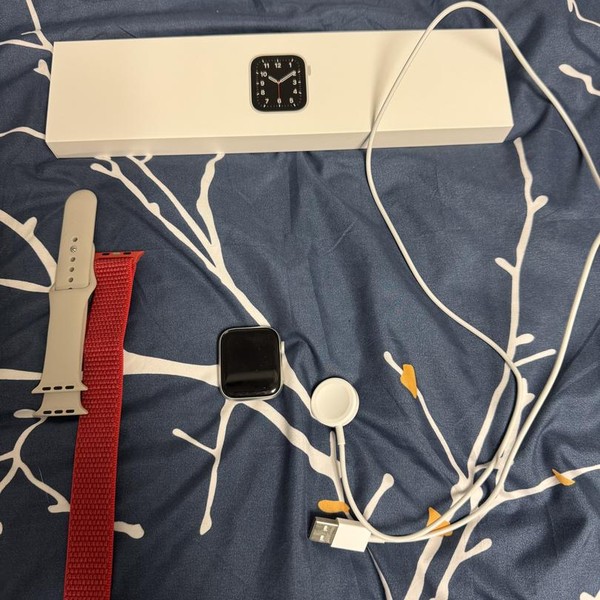 Apple Watch SE 1st Gen 44mm - Silver, A2352 - GPS, Aluminum