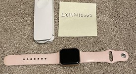 Good
													Apple Watch SE 1st Gen 40mm - Gold, A2351 - GPS, Aluminum, photo 1 of 9