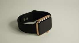 Good
													Apple Watch Series 4 40mm - Unlocked, Gold, A1975 - Cellular, Aluminum, photo 4 of 8