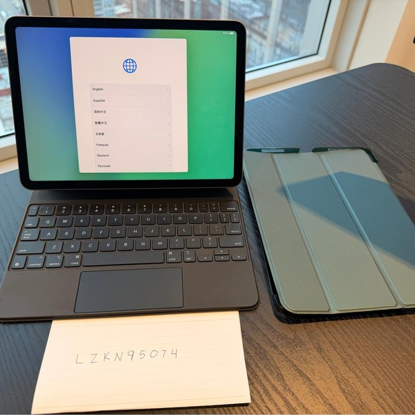 Apple iPad Air 5th Gen - Wi-Fi, 256 GB, Gray, A2588