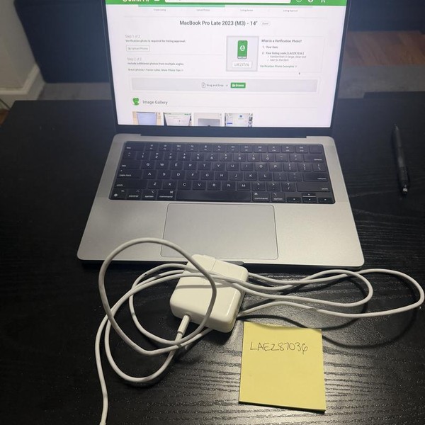 MacBook Pro Late 2023 (M3) - 14 inch - 512 GB, Silver, 8 GB, Apple M3, 10-core GPU