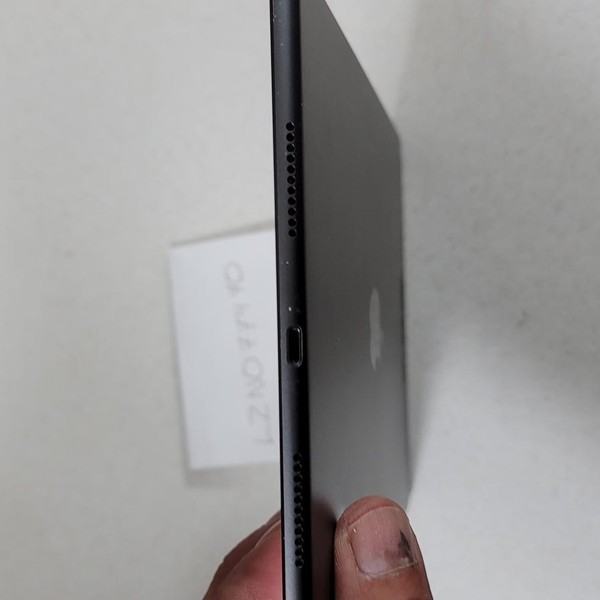 Apple iPad Air 3rd Gen - Unlocked, Gray, 64 GB