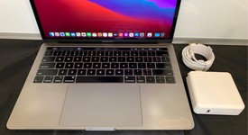 Good
													MacBook Pro 2018 (With Touch Bar) - 13" - I7, Gray, 256 GB, 16 GB, photo 4 of 10