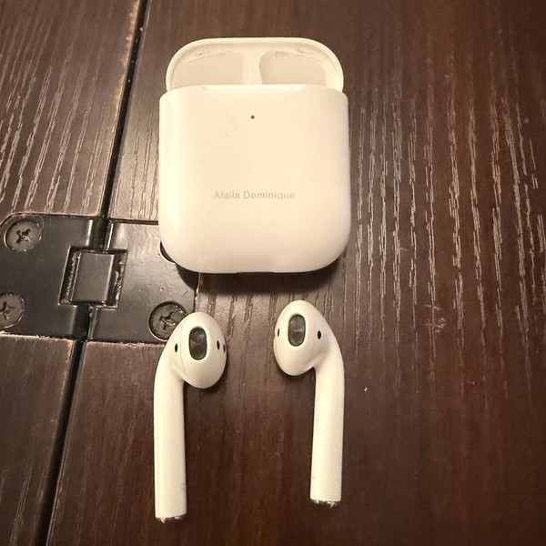 Apple AirPods (2nd Gen) - Wireless Case