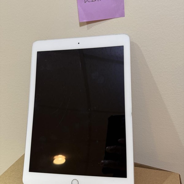 Apple iPad 5th Gen - Wi-Fi, 32 GB, Silver, A1822