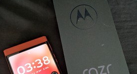 Mint
													Motorola Razr (2024) - Unlocked, Orange, 256 GB, 8 GB, photo 3 of 8